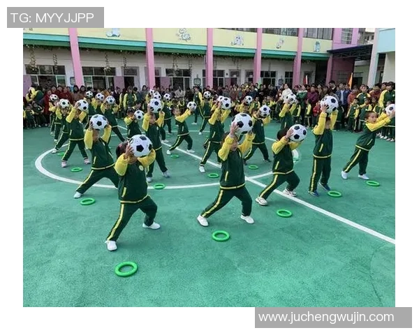 足球明星的家人齐聚球场展现球技家庭温馨时刻尽显运动魅力